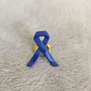 #674 Blue Ribbon Pin